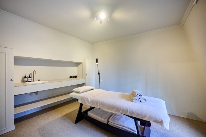 Grand espace intérieur ouvrant sur le jardin