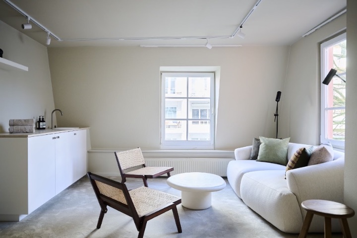Salle de traitement avec table de soins